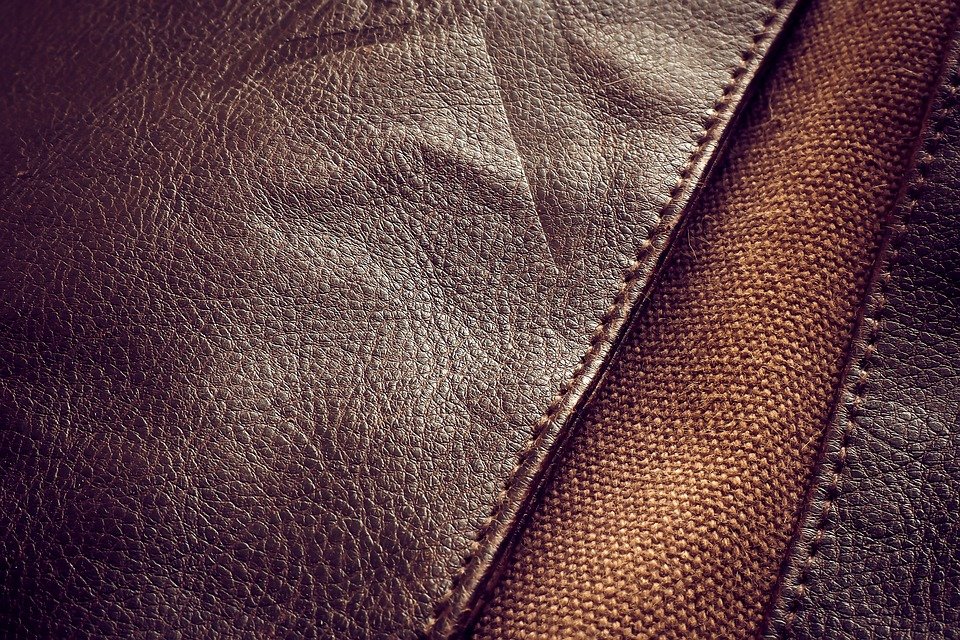 Easily distinguish real cowhide wallets for males from fake ones